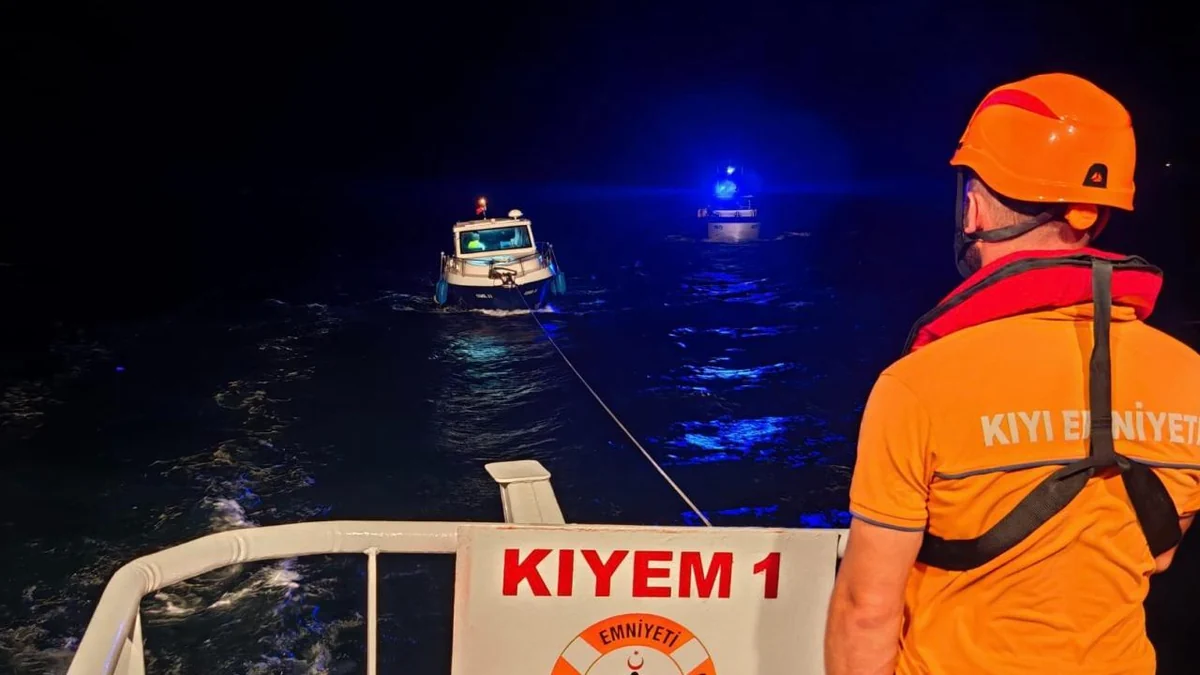 Çanakkale Boğazı'nda arızalanıp sürüklenen tekne kurtarıldı