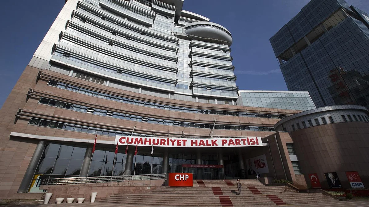 CHP'de 4 il başkanı görevden alındı