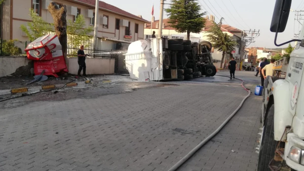 Devrilen akaryakıt tankerindeki sızıntı kontrol altına alındı