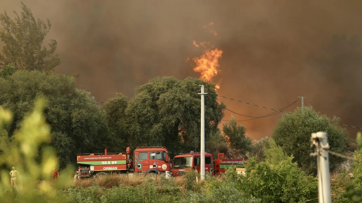 Fethiye'deki orman yangınına müdahale ediliyor