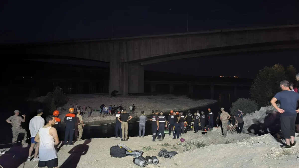 Fırat Nehri'nde mahsur kalan 26 kişi kurtarıldı