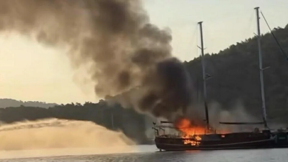 Göcek'te yanan tekne battı