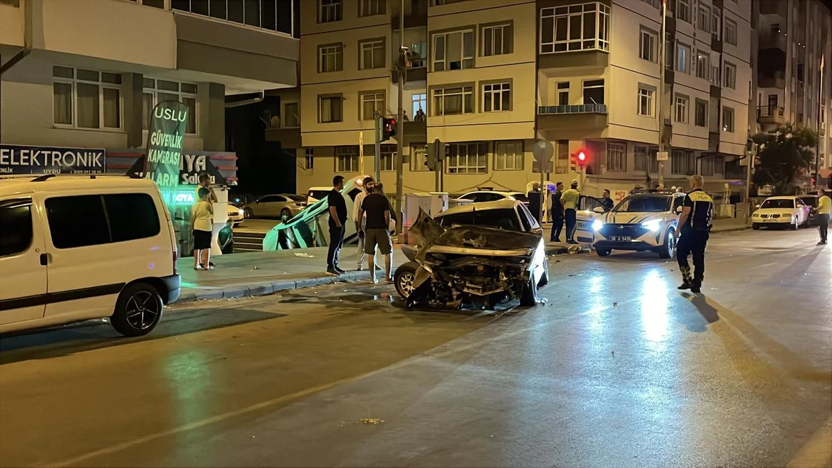 Kayseri'de polis aracının karıştığı kazada 3 kişi yaralandı