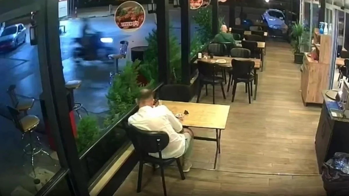 Kocaeli'de motosiklet lokantadaki müşteriye çarptı