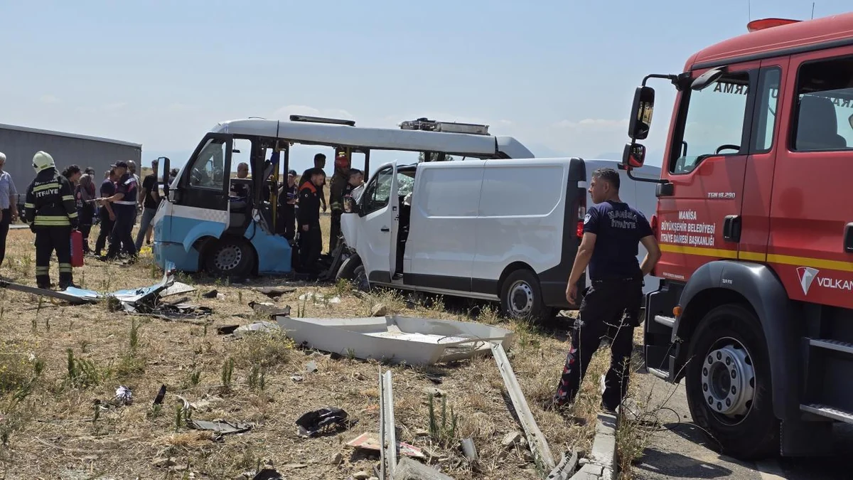 Midibüs ile panelvan çarpıştı: 1 can kaybı, 10 yaralı