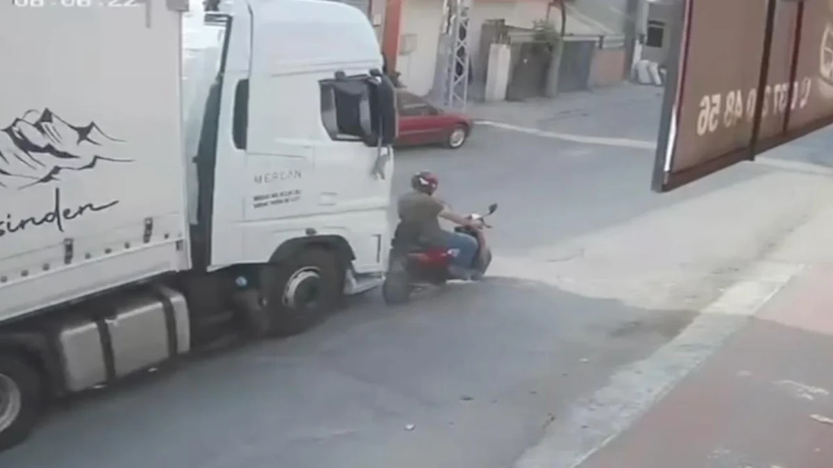 Tırın kör noktasında kalan motosikletli ölümden döndü