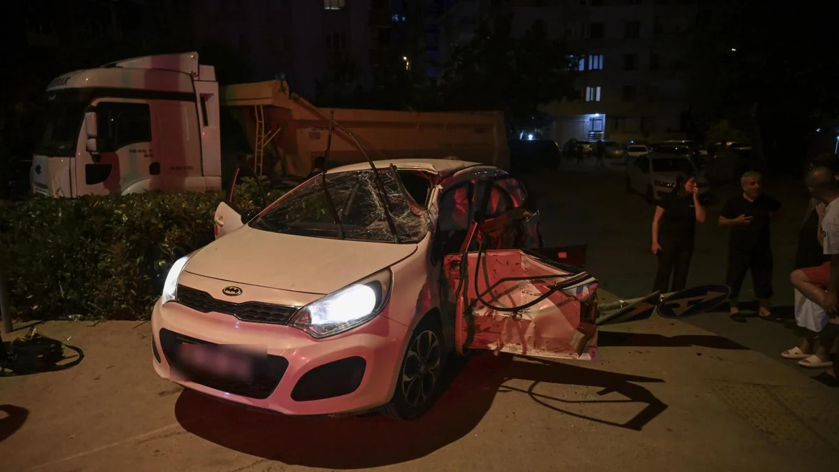 Ümraniye'de hafriyat kamyonu ile otomobil çarpıştı: 1'i ağır, 4 yaralı