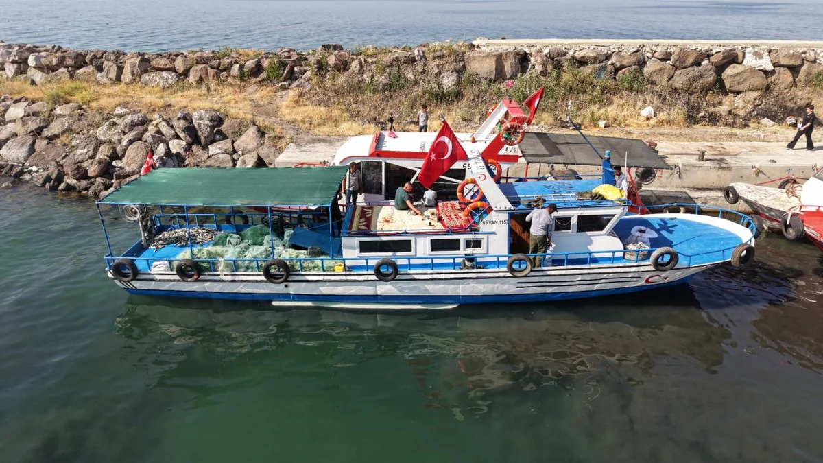 Van Gölü'nde inci kefali avı başladı
